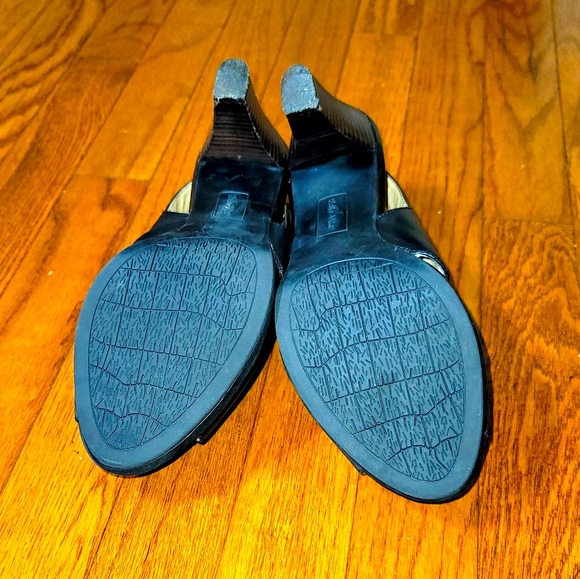 Bella Vita Leona | Open-Toe Slingback Sandal - Picture 9 of 10